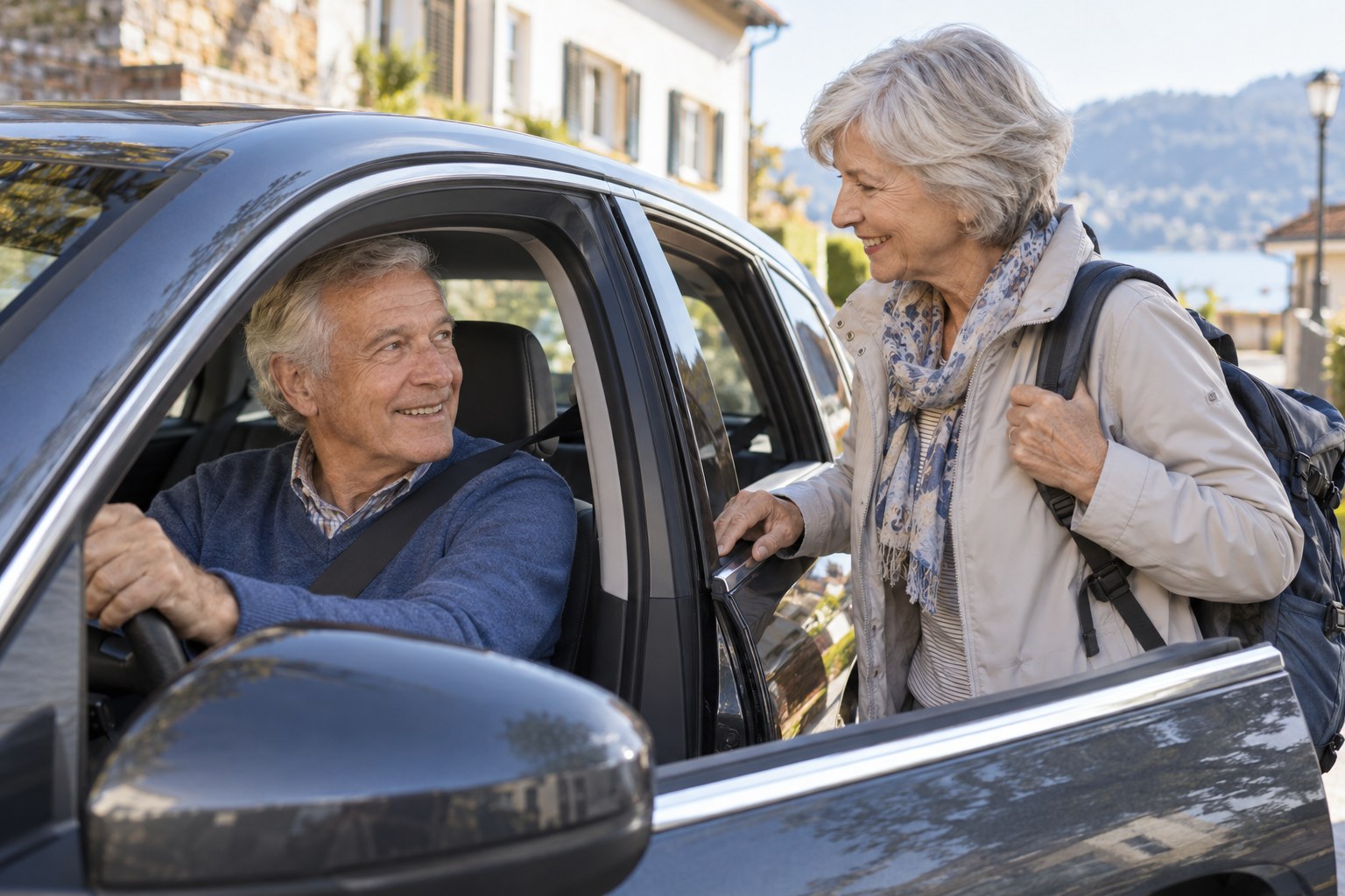 Autoversicherung für Rentner nach Fahrern und Fahrleistung vergleichen Älteres Paar an einer geöffneten Autotür – Autoversicherung für Rentner