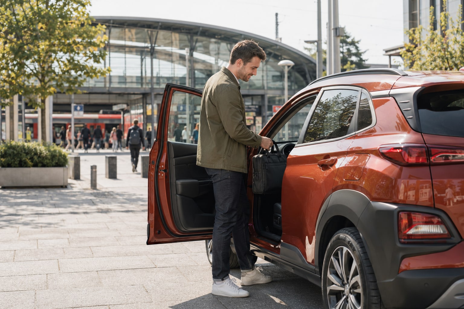 Barmenia Direkt Kfz-Versicherung: Welcher Reparaturweg ist bereits im Online-Tarif vereinbart? Autofahrer an der geöffneten Fahrertür eines roten SUV