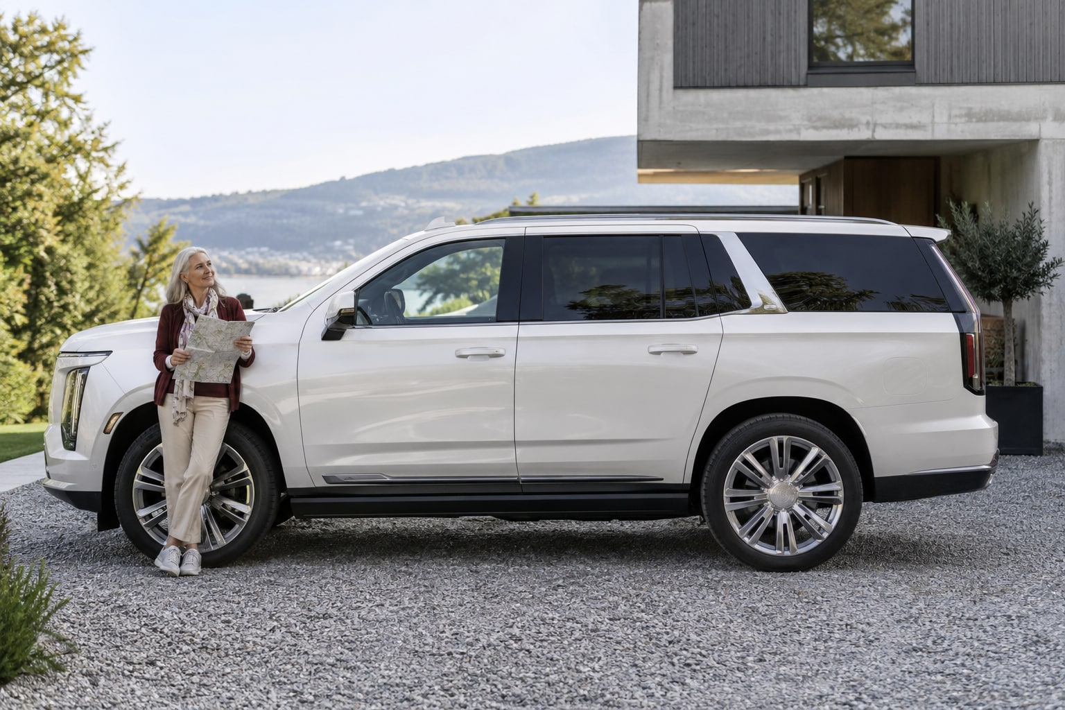 Cadillac Escalade Kfz-Versicherung: Wie beeinflussen ESV-Ausführung, Ausstattung und Nutzung den passenden Kaskoschutz? Weißer großer SUV vor einem Wohnhaus: Cadillac Escalade Kfz-Versicherung nach Ausführung auswählen