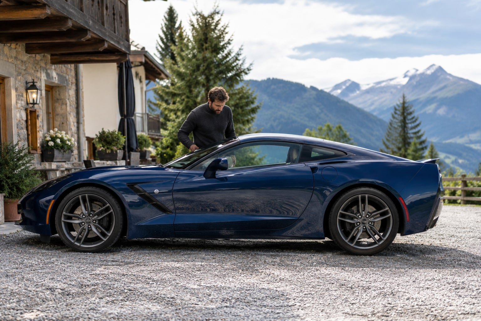 Blaues Sportcoupé vor einem Landhaus: Corvette Kfz-Versicherung mit eigener Generationszuordnung