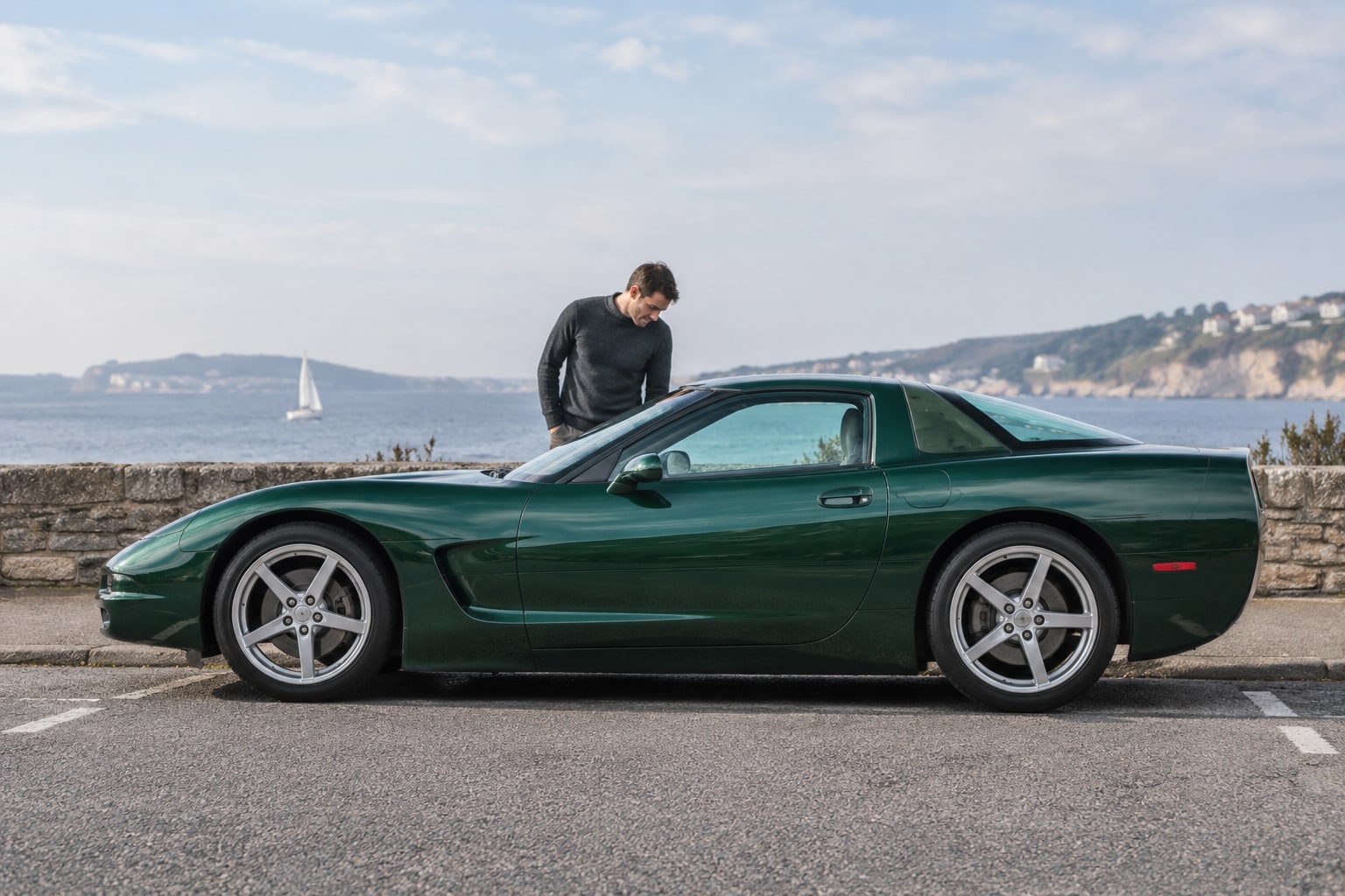 Welche Chevrolet Kfz-Versicherung passt? Corvette, Camaro und Captiva mit ihrer Ausführung vergleichen. Chevrolet Autoversicherung: Grüner Sportwagen am Seeufer