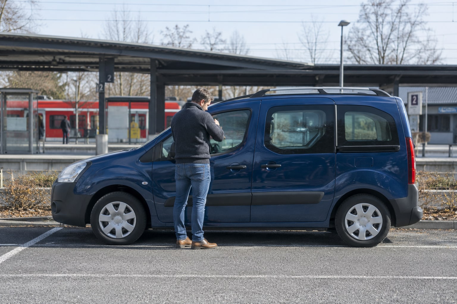 Citroën Berlingo: blauer Hochdachkombi mit Schiebetür auf einem Parkplatz