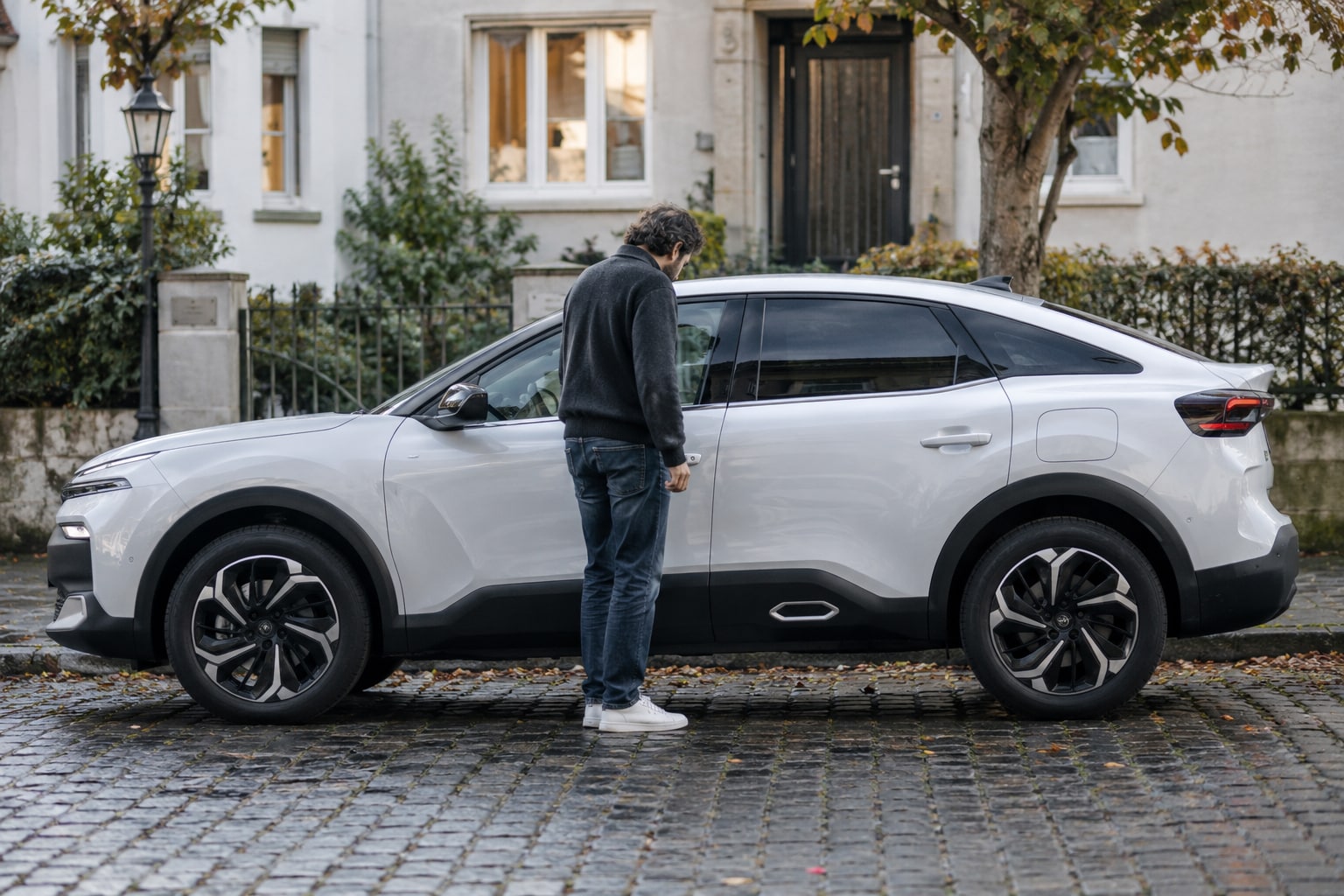 Citroën C4: weiße Schräghecklimousine auf einer Wohnstraße