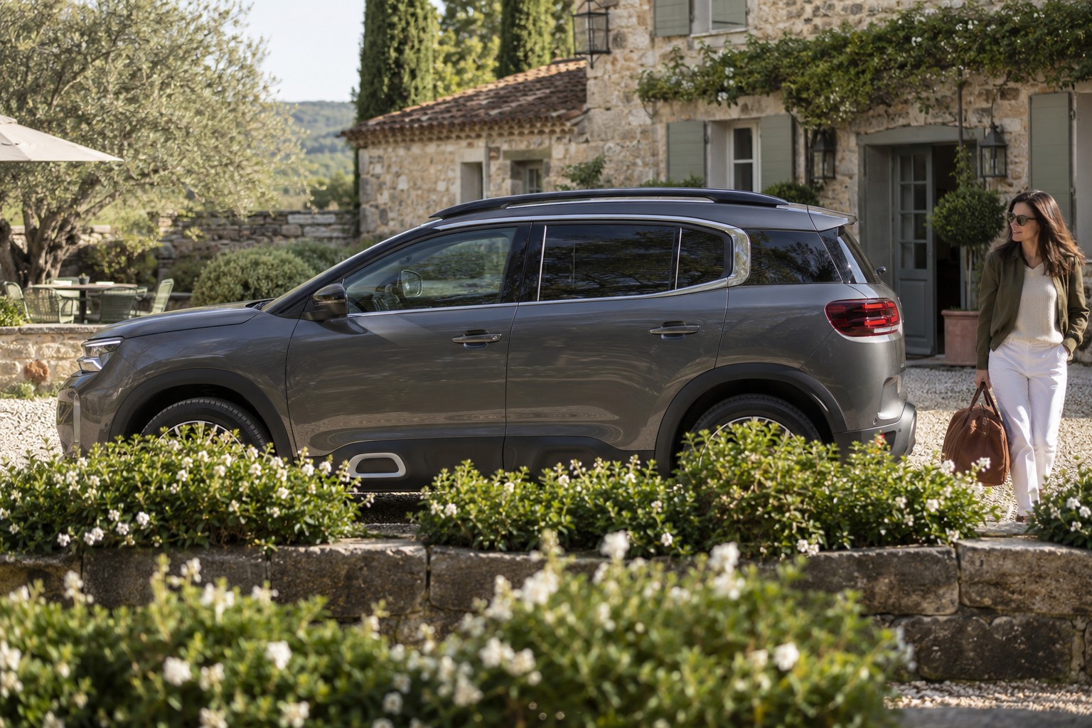 Citroën C5 Aircross – Fahrzeug und Versicherung Citroën C5 Aircross im Seitenprofil; grauer Wagen mit natürlichen Vordergrundpflanzen