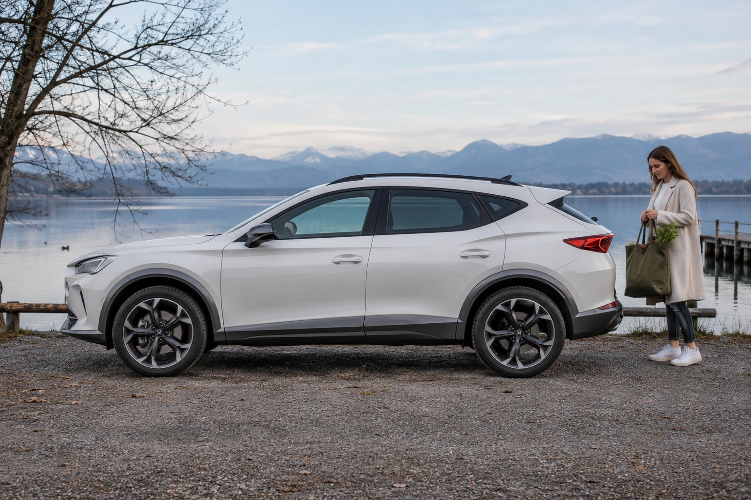 Weißer kompakter Crossover am Seeufer: Cupra Autoversicherung nach Antrieb und Variante