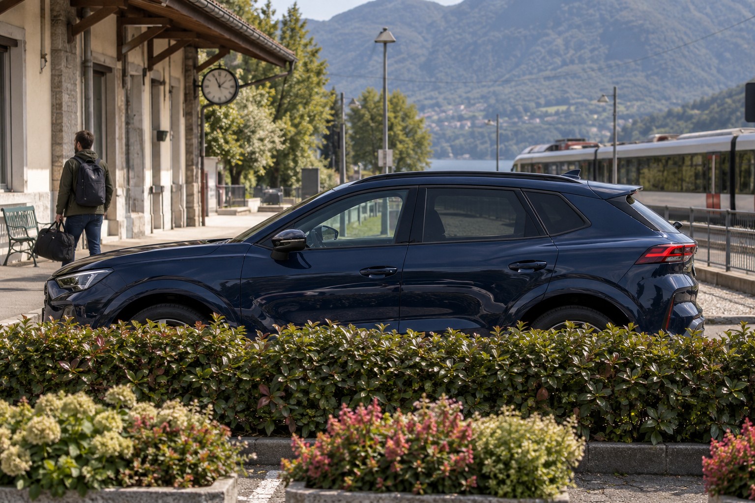 CUPRA Terramar – Fahrzeug und Versicherung CUPRA Terramar im Seitenprofil; dunkelblauer Wagen mit natürlichen Vordergrundpflanzen