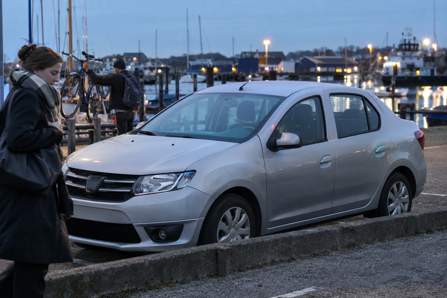 Dacia Logan: Logan Limousine und MCV haben eigene Karosseriedaten; der spätere Jogger ist ein anderes Modell. Silberner Dacia Logan an einem Hafen mit Fahrrad und Gepäck