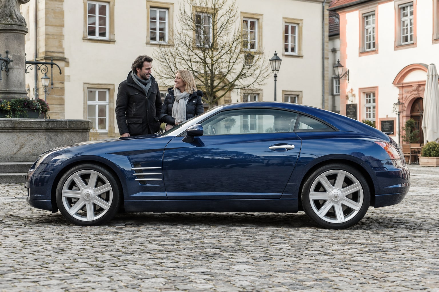 DaimlerChrysler Autoversicherung: Blaues Sportcoupé in einem Innenhof