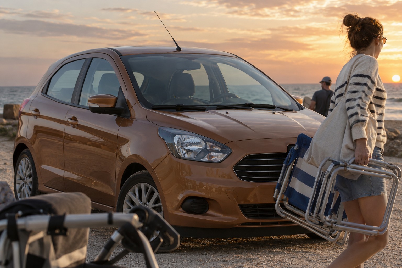 Ford Ka: Ka, Ka+ und StreetKa unterscheiden sich deutlich in Aufbau; für Fahranfänger bleibt der vereinbarte Fahrerkreis wichtig. Bronzefarbener Ford Ka auf einem Parkplatz an der Küste mit Strandstühlen
