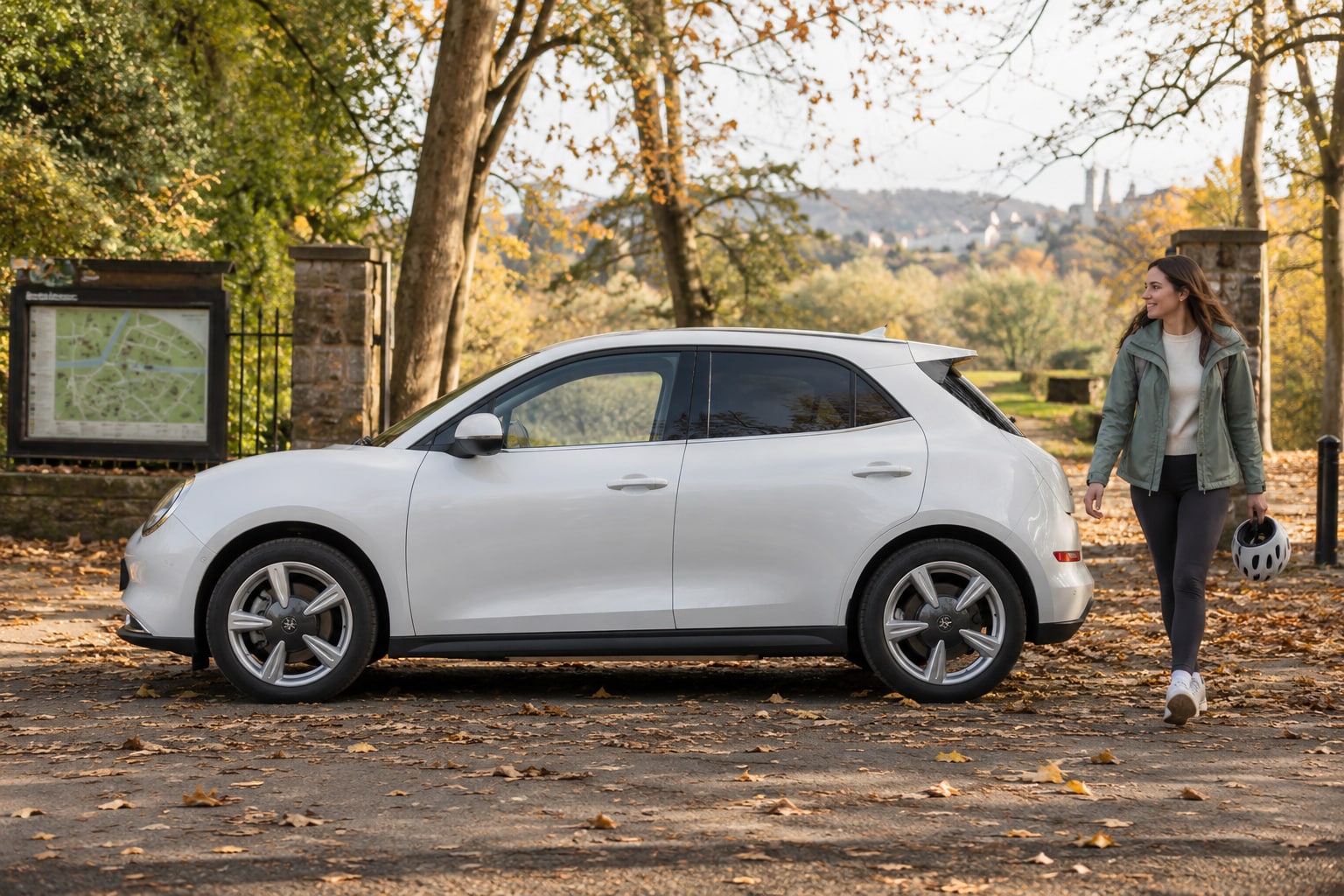 GWM ORA 03: weißer rundlicher Elektro-Kompaktwagen im Herbst