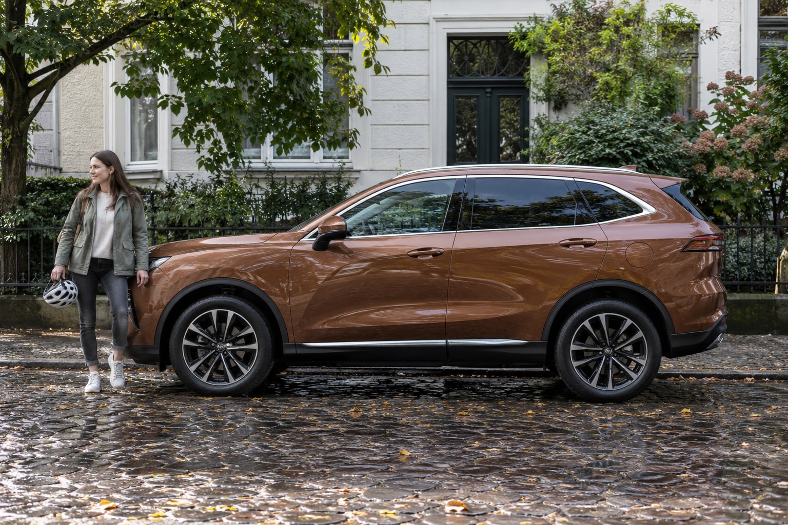 GWM WEY 03 Kfz-Versicherung: Plug-in-Antrieb, geschäftliche Nutzung und Leasingumfang aufeinander abstimmen. Brauner SUV vor einem Wohnhaus: GWM WEY 03 Autoversicherung für Plug-in-Technik