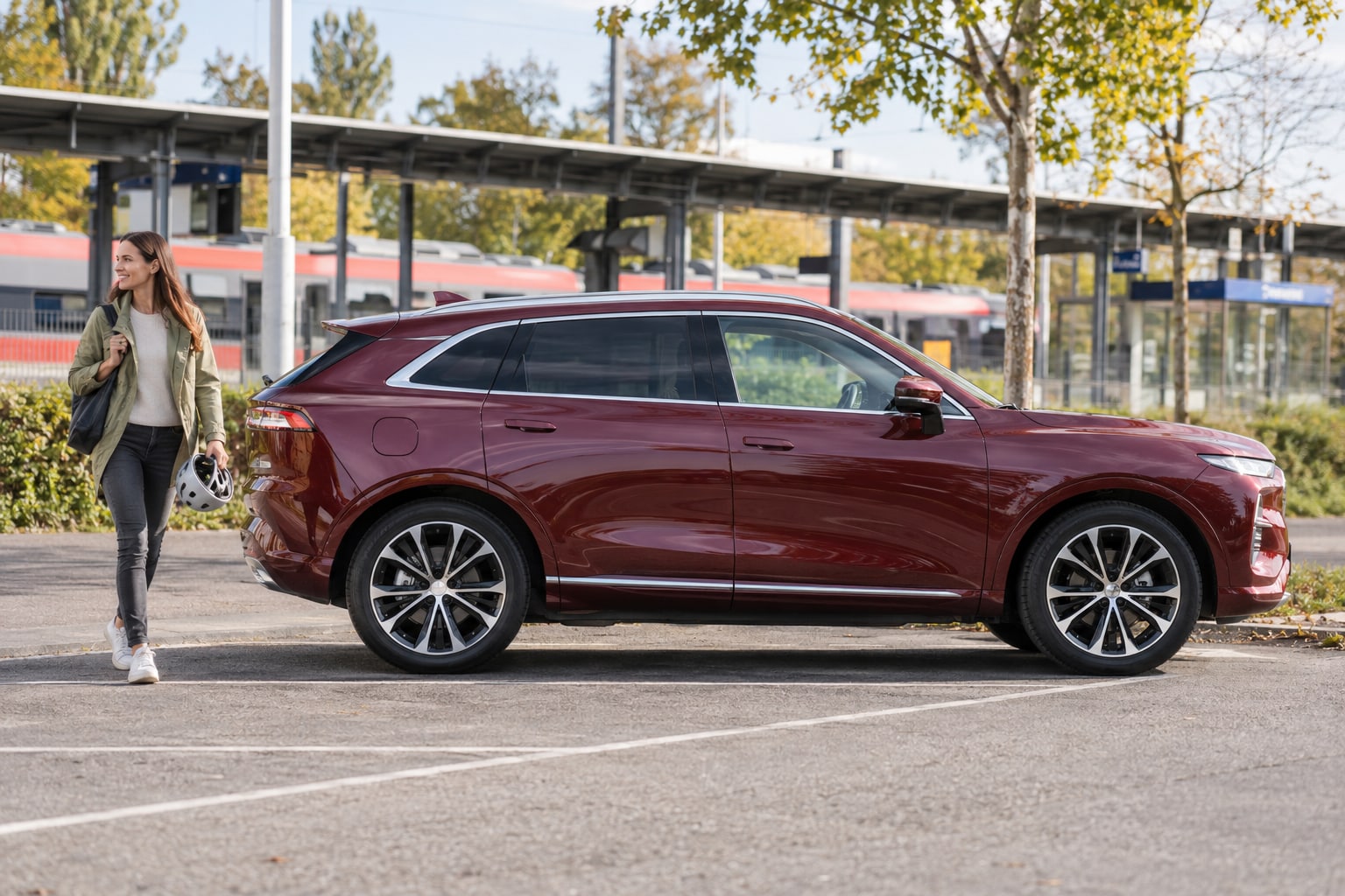 GWM WEY 05 Kfz-Versicherung: Hybridversion und Fahrzeugwert auch beim auslaufenden Modell richtig prüfen. Bordeauxroter SUV auf einem Betriebsparkplatz: GWM WEY 05 Kfz-Versicherung