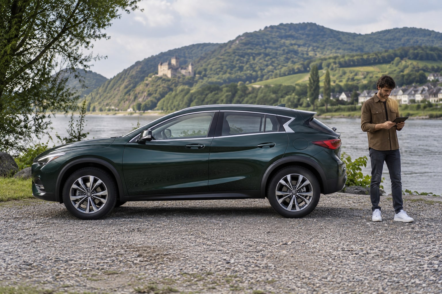 Infiniti Kfz-Versicherung: kompakte und große Modelle mit ihrer eigenen Fahrzeugkennung vergleichen. Infiniti Autoversicherung: Grüner Kompaktwagen mit Mann am Flussufer