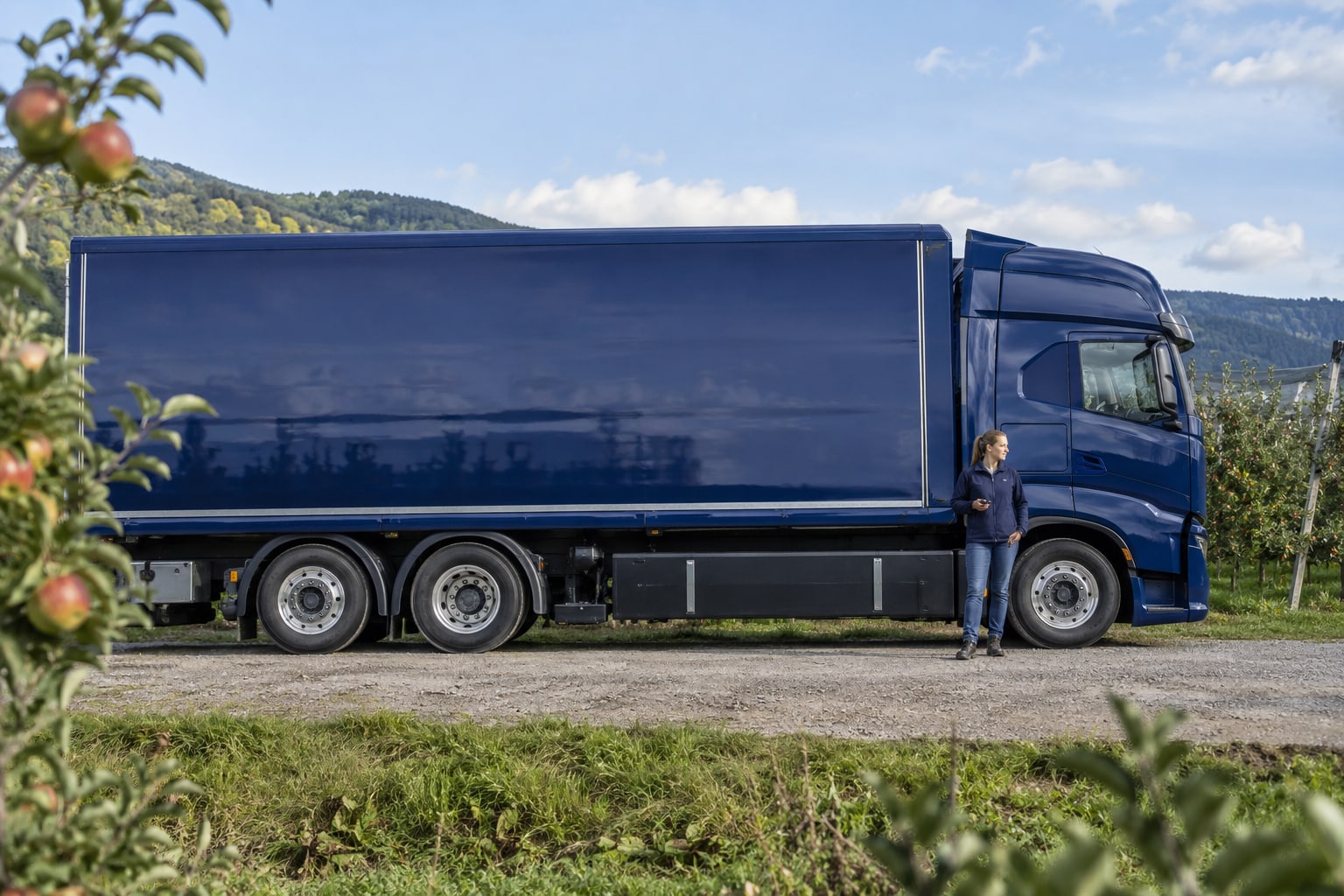 Iveco S-Way Lkw-Versicherung: Zugmaschine, Auflieger und Fracht mit ihren eigenen Risiken erfassen. Blaue Sattelzugmaschine auf einer Straße: Iveco S-Way Autoversicherung