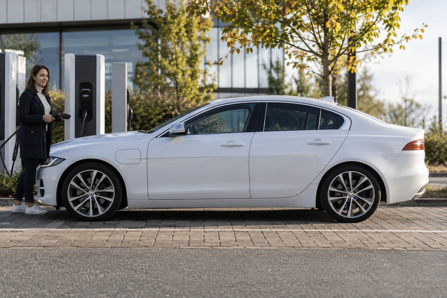 Jaguar Kfz-Versicherung: Karosserieform, Ausführung und Kaskobedarf gemeinsam vergleichen. Jaguar Autoversicherung: Weiße Limousine vor einem Wohnhaus