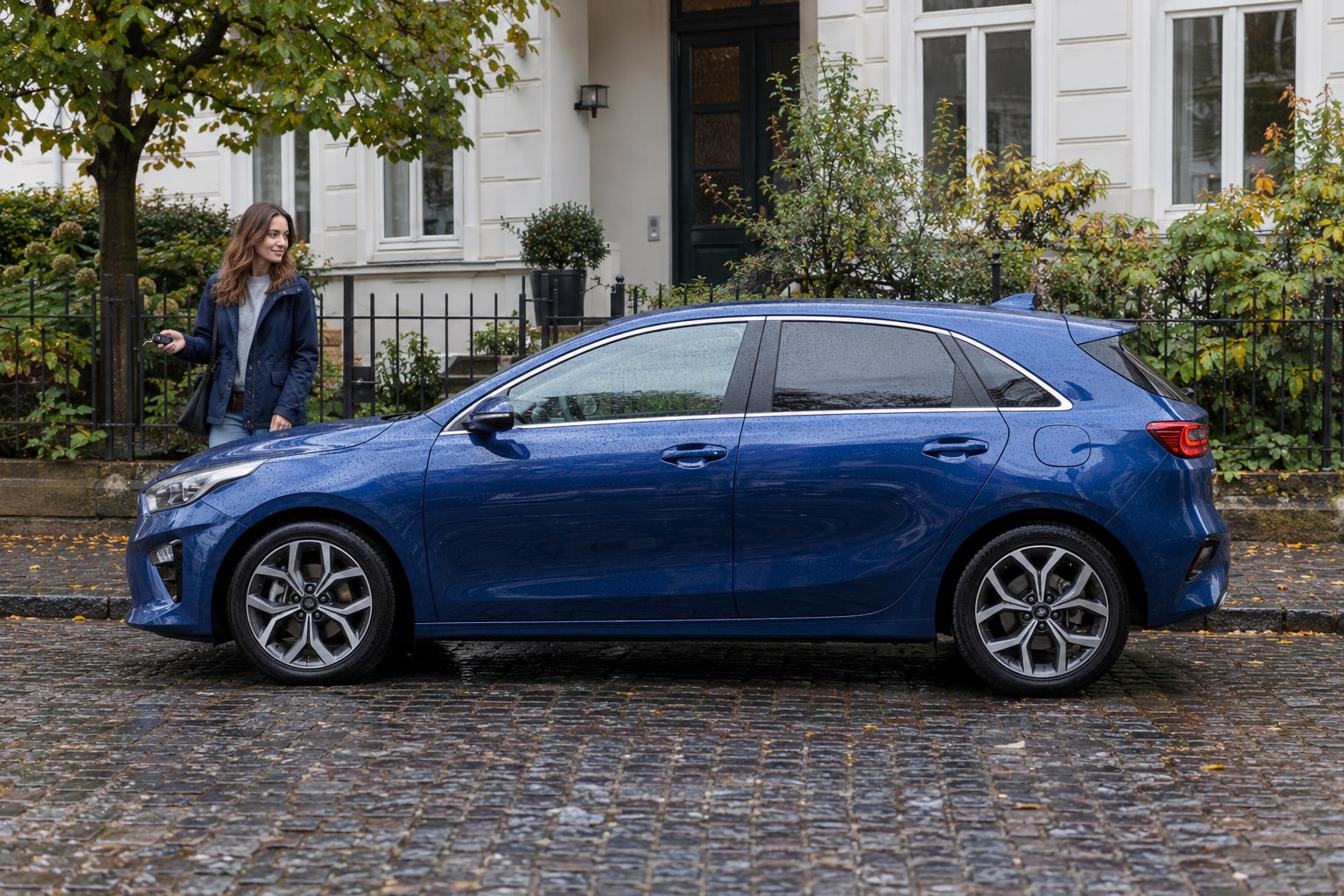 Kia Kfz-Versicherung: Kompaktwagen, Hybrid-SUV und Elektroauto mit passender Kasko vergleichen. Blauer Kompaktwagen auf einer Einfahrt: Kia Kfz-Versicherung