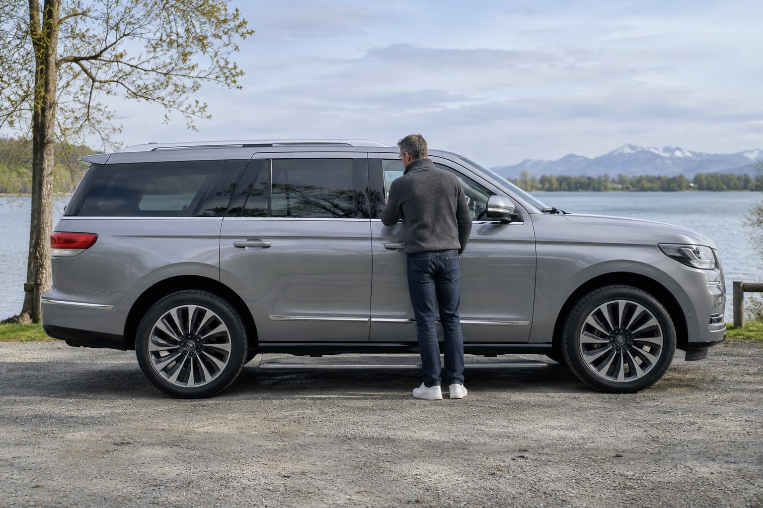 Silberner großer SUV am See: Lincoln Navigator Kfz-Versicherung