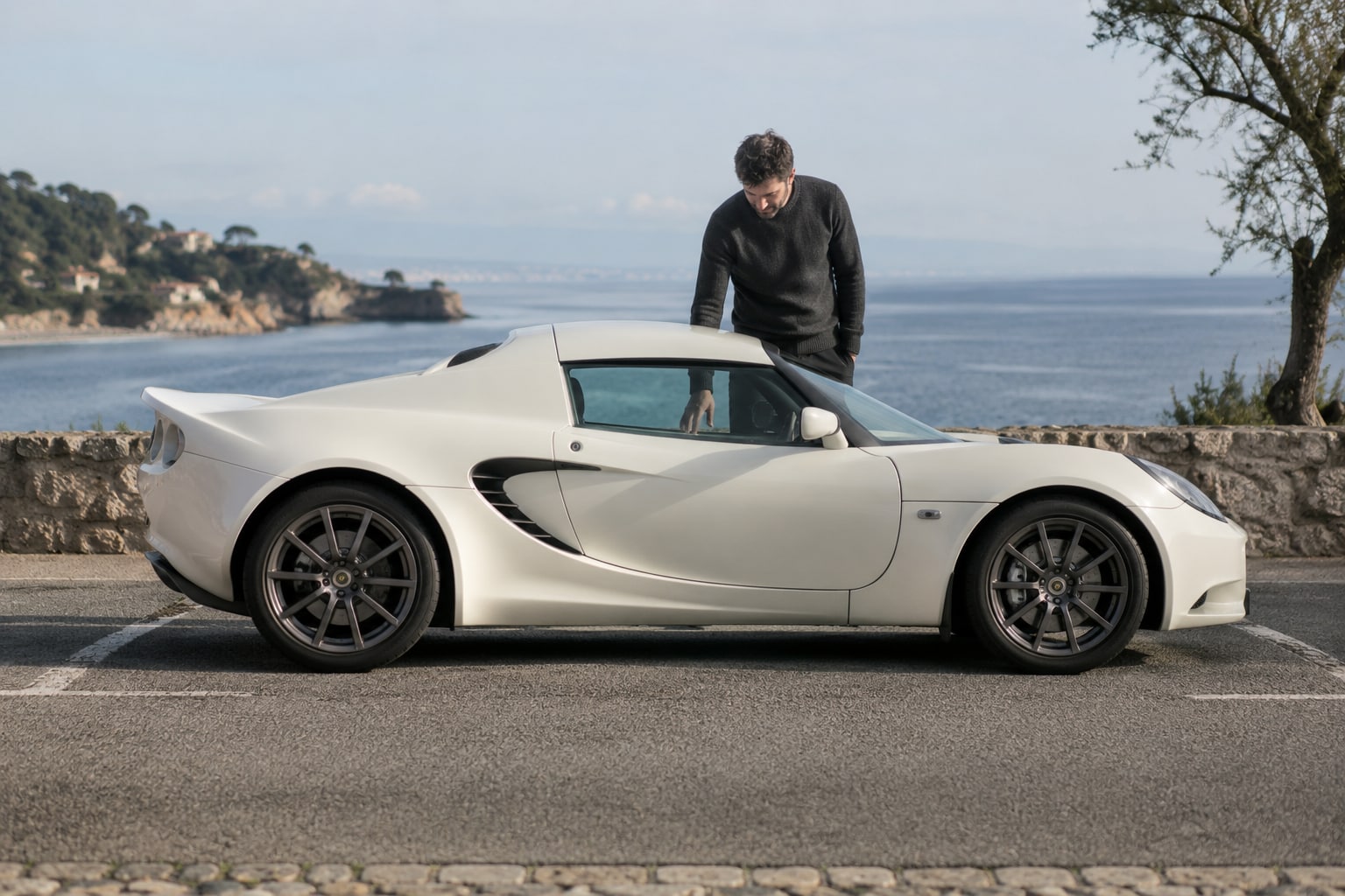 Lotus Autoversicherung: Weißer Sportwagen an der Küste