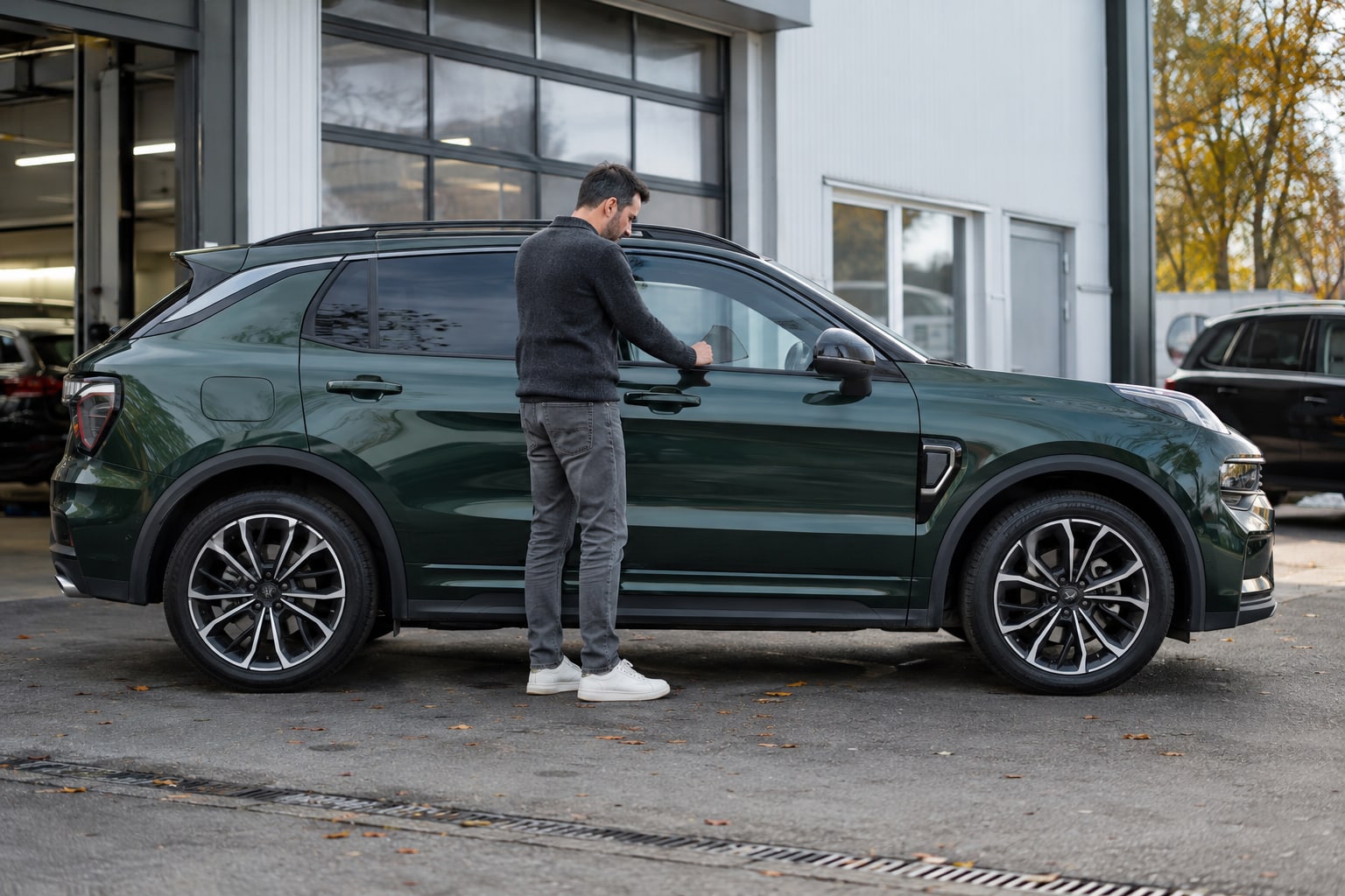 Grüner Crossover vor einer Garage: Lynk & Co Kfz-Versicherung