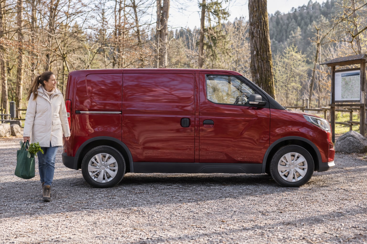 Maxus Kfz-Versicherung: elektrische Lieferwagen, Dieseltransporter und Pick-ups nach Nutzung versichern. Roter Transporter vor einer Waldkulisse: Maxus Autoversicherung