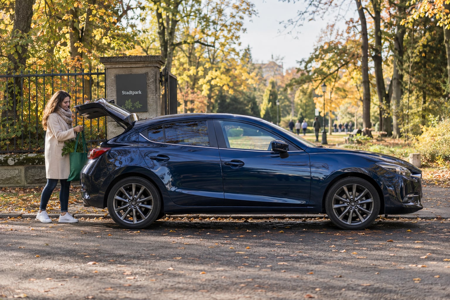 Mazda Kfz-Versicherung: Kompaktwagen, Familien-SUV und offenen Roadster individuell vergleichen. Blaue Limousine vor einem Wohnhaus: Mazda Autoversicherung