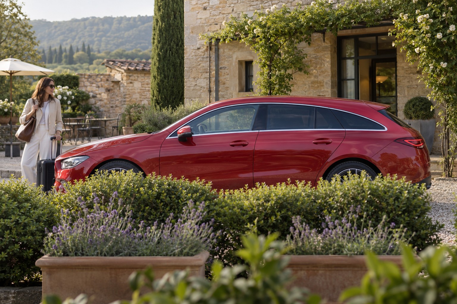CLA Shooting Brake Versicherung: Baureihe und Antrieb Roter Mercedes-Benz CLA Shooting Brake im Seitenprofil vor einem Landhaus