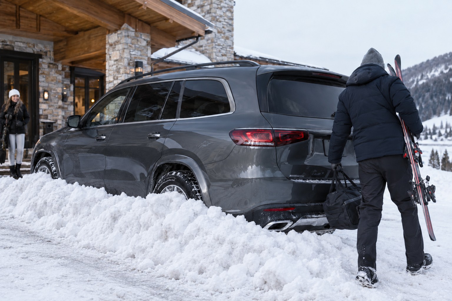 Mercedes-Benz GL / GLS: GL und GLS umfassen mehrere Generationen; Wert und Ausstattung sind bei großen SUV zusätzlich zur Kennung zu berücksichtigen. Dunkelgrauer Mercedes-Benz GLS vor einem verschneiten Gasthaus neben einem Mann mit Skiern