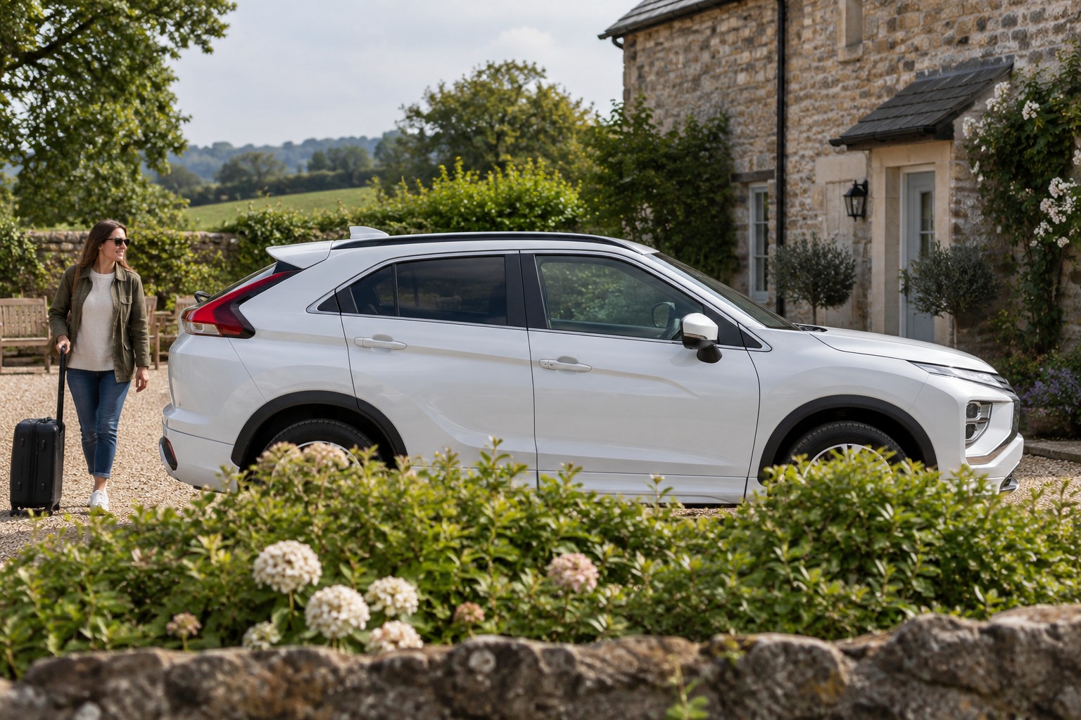 Mitsubishi Eclipse Cross – Fahrzeug und Versicherung Mitsubishi Eclipse Cross im Seitenprofil; weißer Wagen mit natürlichen Vordergrundpflanzen