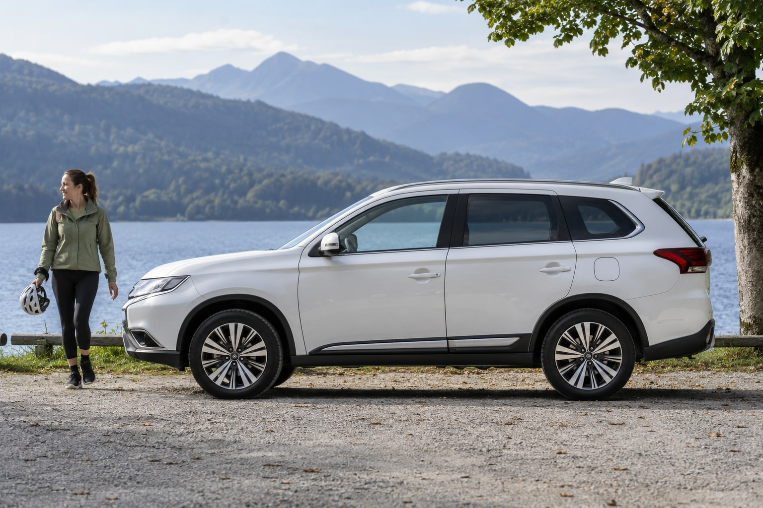 Mitsubishi Outlander Kfz-Versicherung: Plug-in-Generation, Batterie und S-AWC passend zum eigenen SUV vergleichen. Weißer SUV mit Frau am See: Mitsubishi Outlander Kfz-Versicherung