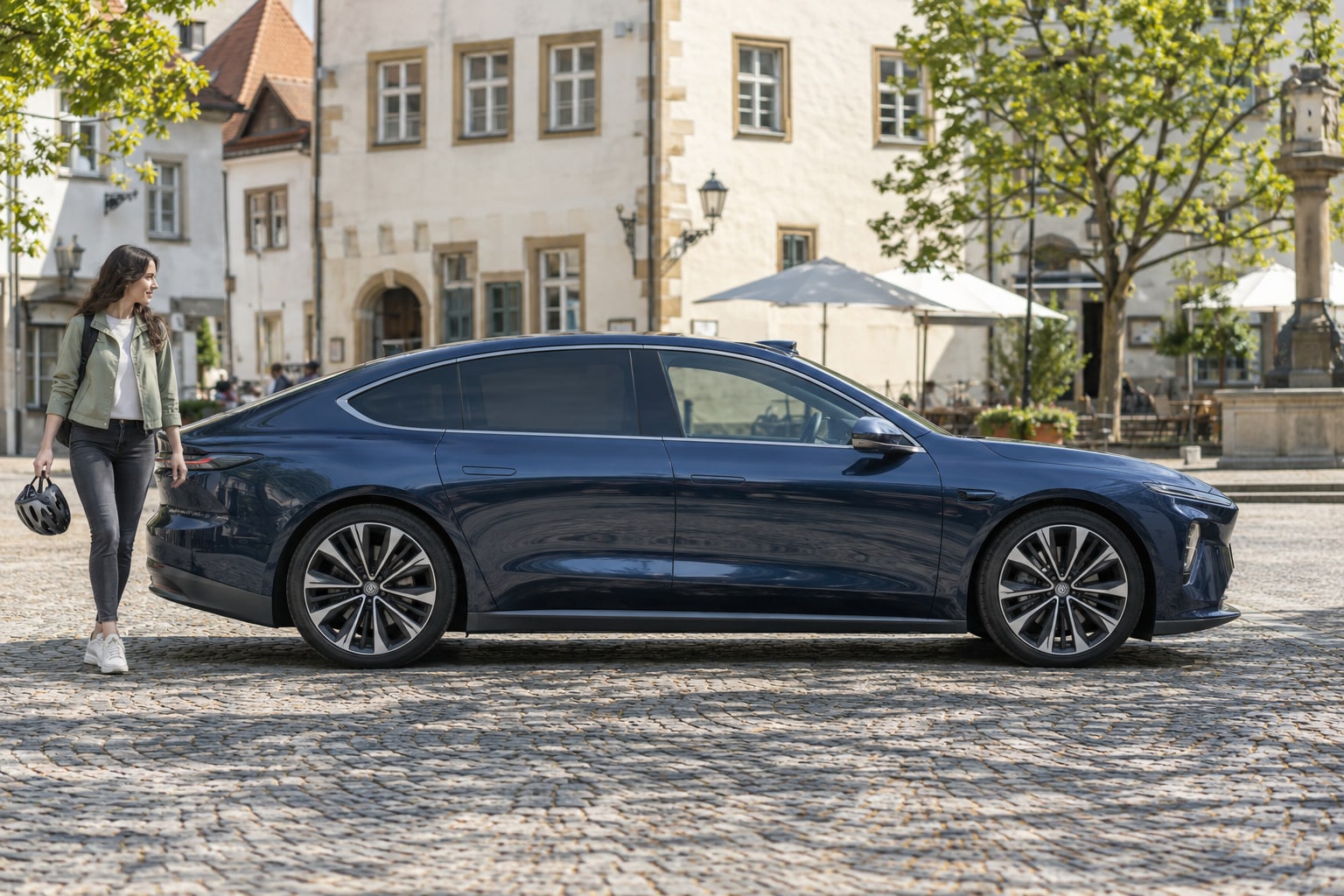 Blaue Limousine mit Frau auf einem Altstadtplatz: Nio ET7 Kfz-Versicherung