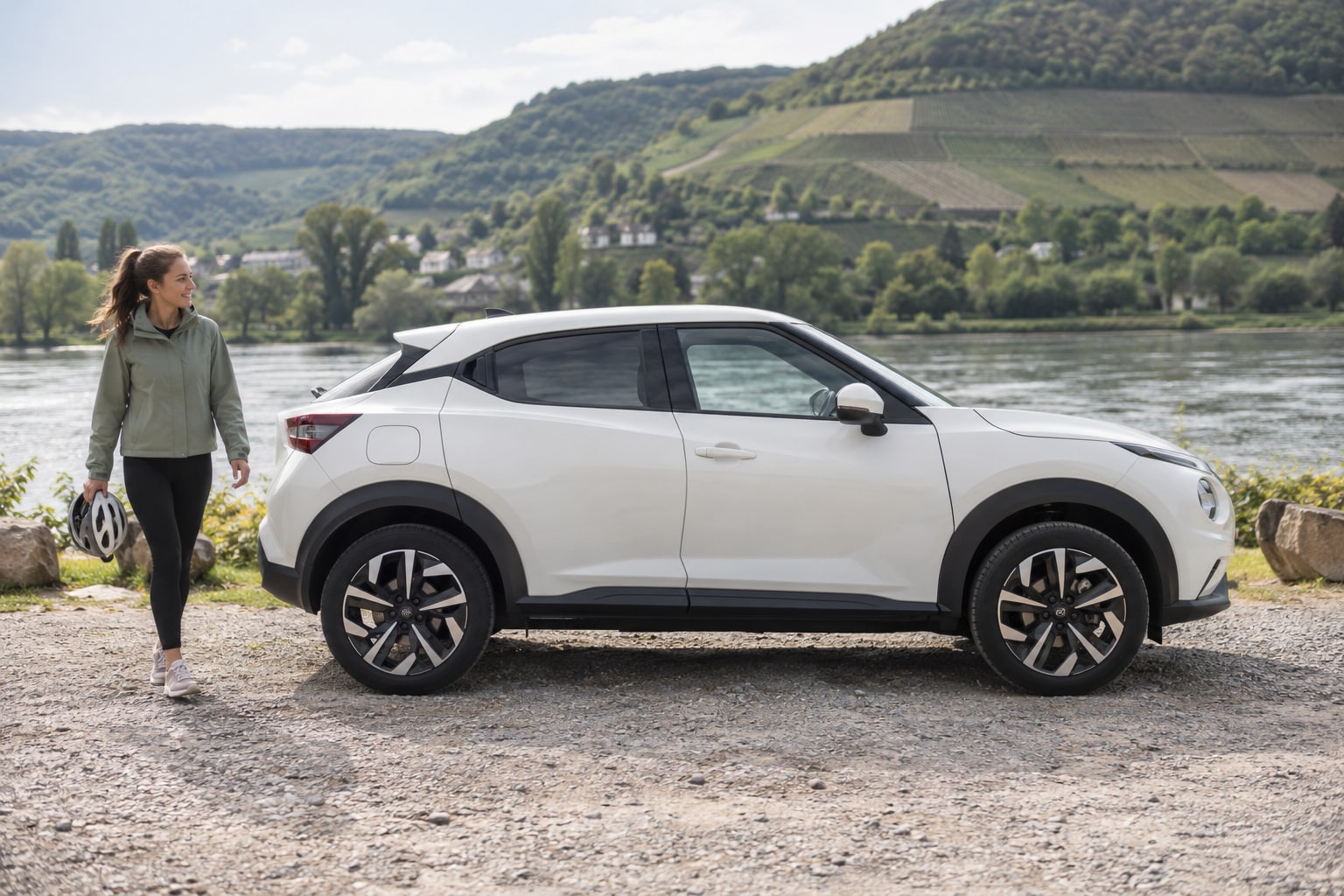 Weißer kompakter Crossover mit Frau am See: Nissan Juke Autoversicherung