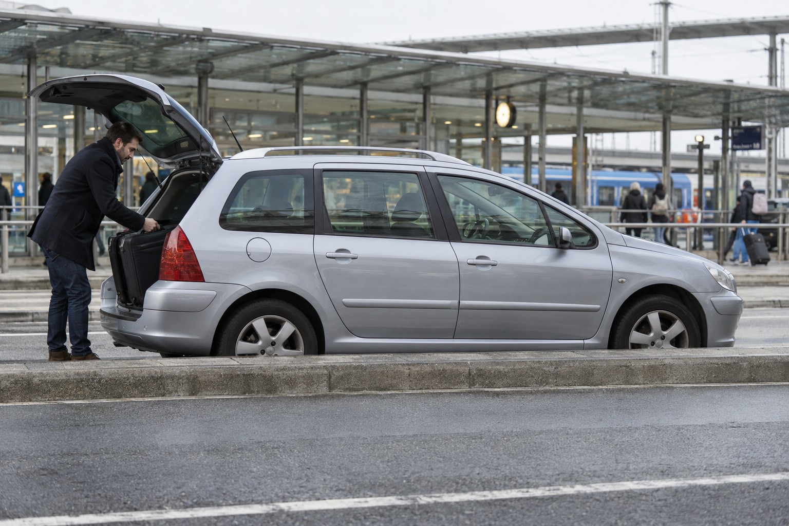 Peugeot 307: 307 CC, SW und Schrägheck haben unterschiedliche Karosserien und Kaskothemen. Silberner Peugeot 307 am Bahnhof mit geöffnetem Kofferraum und Reisekoffer