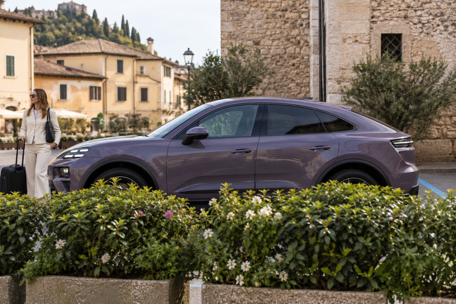 Porsche Macan Electric – Fahrzeug und Versicherung Porsche Macan Electric im Straßenmotiv mit natürlichen Pflanzen und Personen im Vordergrund