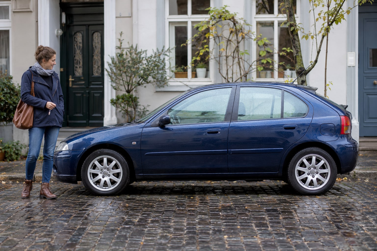 Welche Kasko passt zum Rover 25, wenn eine Reparatur den Fahrzeugwert rasch erreichen kann? Blauer kompakter Fünftürer mit Frau auf einer Einfahrt: Rover 25 Kfz-Versicherung