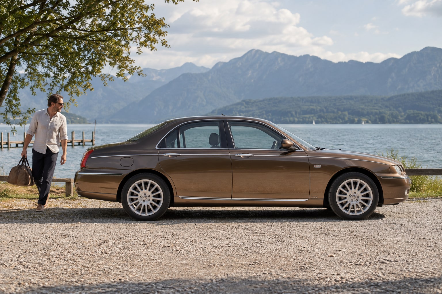 Rover 75 Kfz-Versicherung: Ein Tourer und ein seltener V8 benötigen jeweils passende Typ- und Wertangaben. Rover 75: braune Limousine mit Mann am See