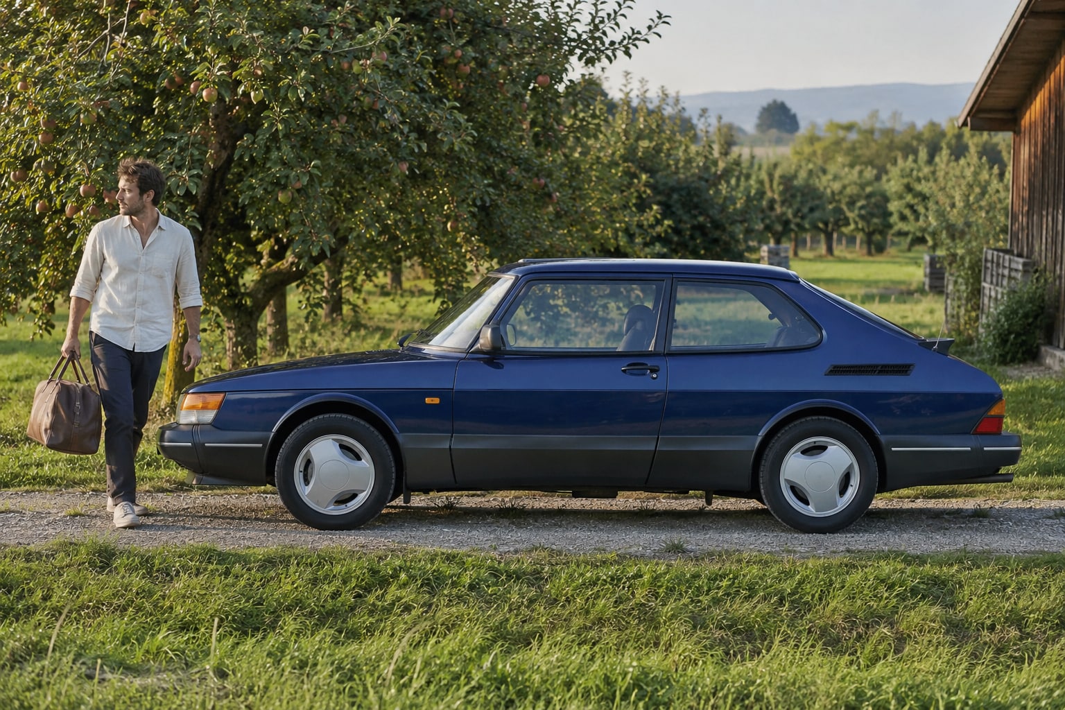Saab Autoversicherung: Generation, Karosserie und erhaltene Sonderausstattung gehören zur richtigen Fahrzeugwahl. Saab Autoversicherung: Blaue klassische Schräghecklimousine mit Mann vor einer Wiese