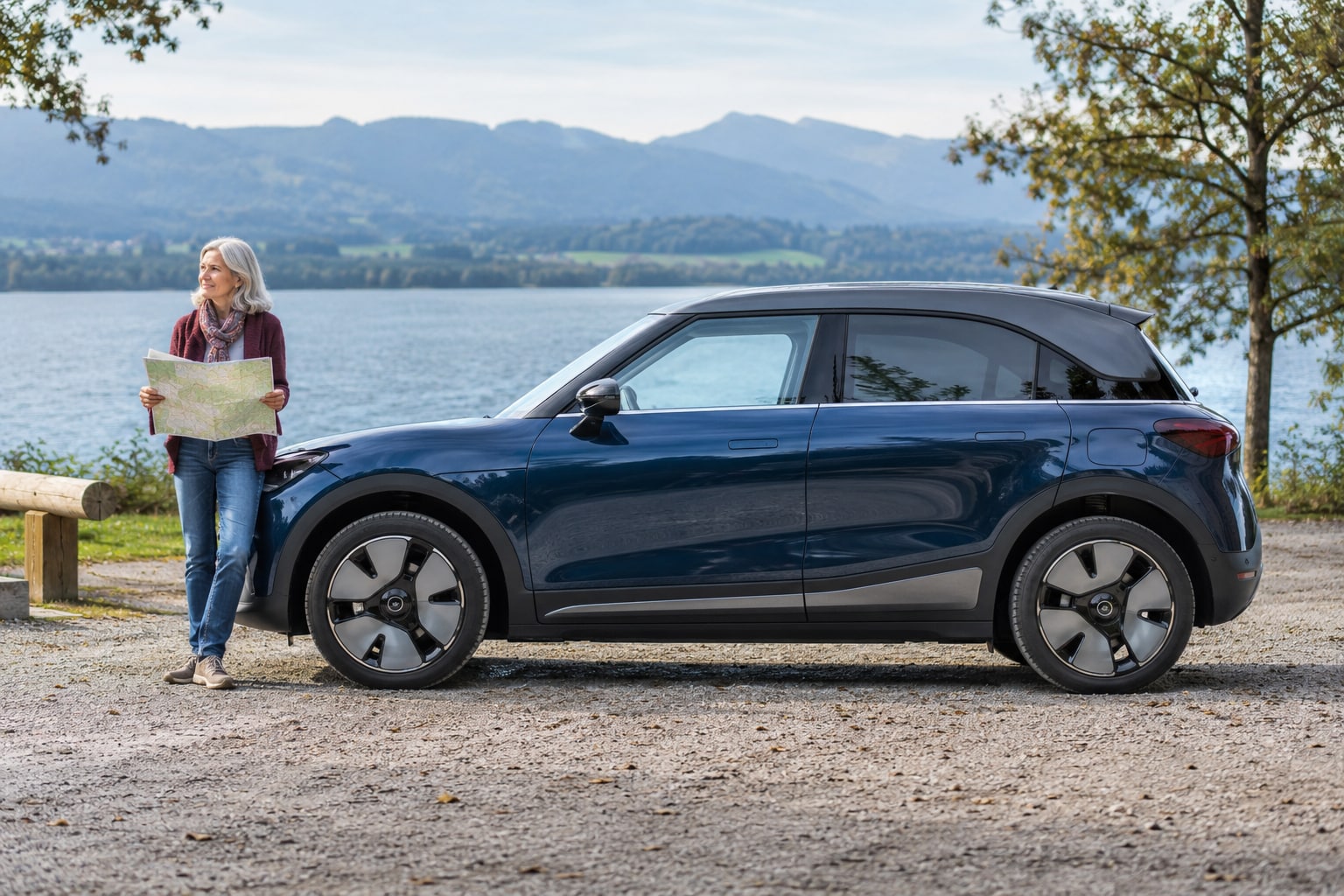 Blauer kompakter Elektro-Crossover mit Frau am See: Smart #1 Kfz-Versicherung