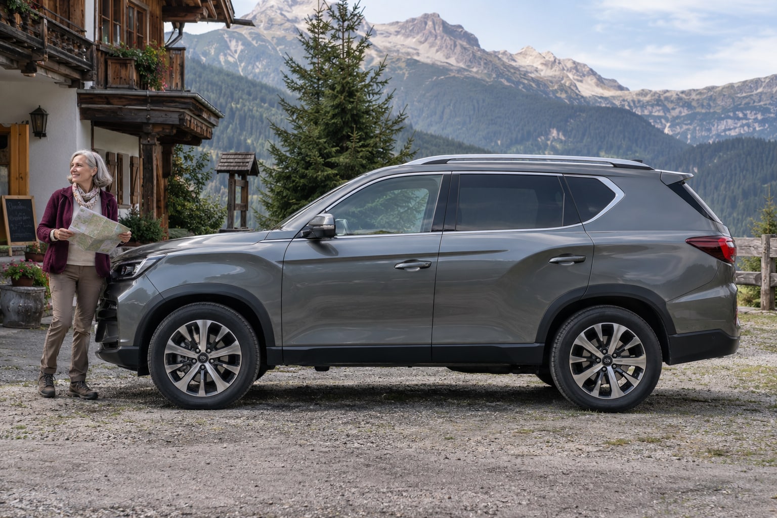Rexton Autoversicherung: großen SUV und Anhängernutzung mit passenden Fahrzeugdaten vergleichen. Grauer großer SUV mit Frau vor einem Bergchalet: SsangYong / KGM Rexton Kfz-Versicherung
