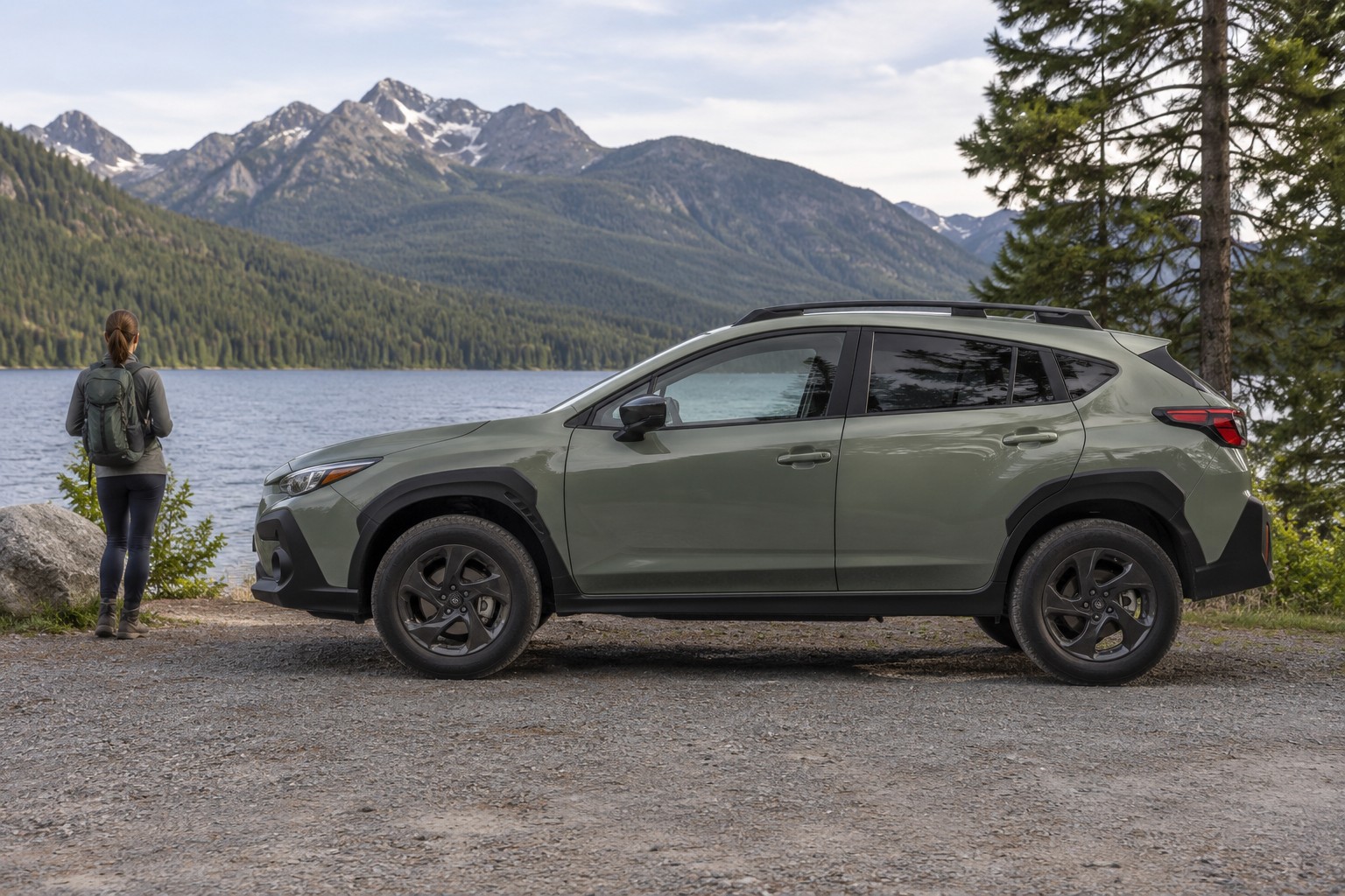 Subaru Crosstrek Versicherung für Glas und Assistenztechnik Hellgrüner Subaru Crosstrek am See, links steht eine Wanderin