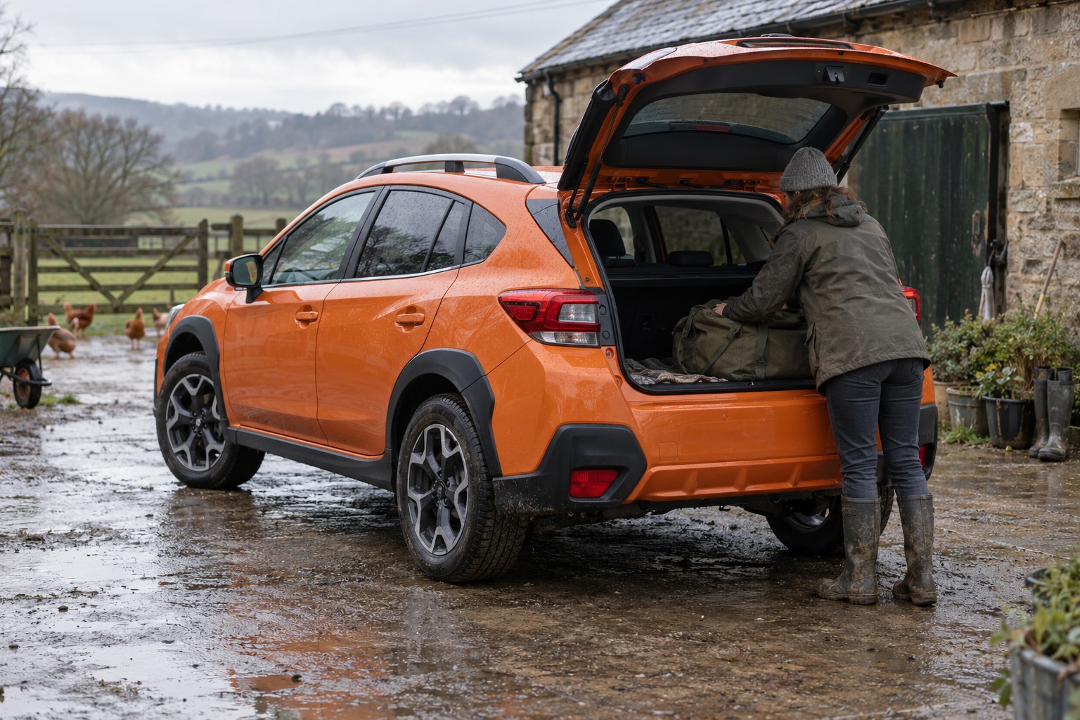 Mann lädt Ausrüstung in einen orangefarbenen Subaru XV auf einer Hofeinfahrt