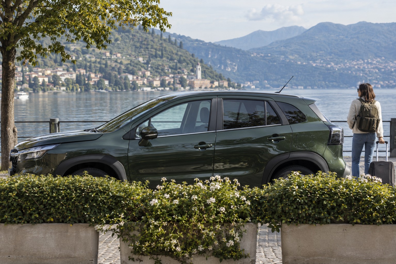 Dunkelgrüner Suzuki S-Cross im Seitenprofil an einem See