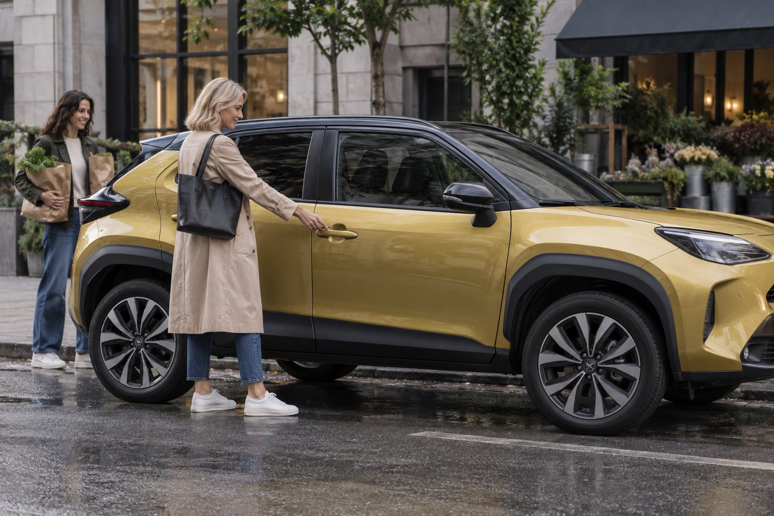 Frau öffnet einen goldfarbenen kompakten SUV am Straßenrand neben Einkaufstaschen