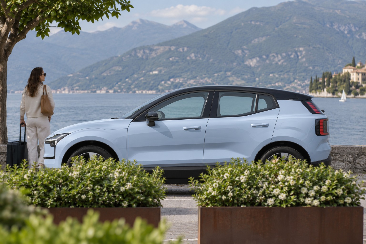 Volvo EX30 – Fahrzeug und Versicherung Volvo EX30 im Seitenprofil; hellblauer Wagen mit natürlichen Vordergrundpflanzen