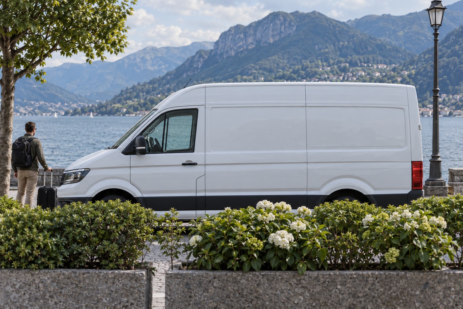 VW Crafter im Seitenprofil; weißer Wagen mit natürlichen Vordergrundpflanzen