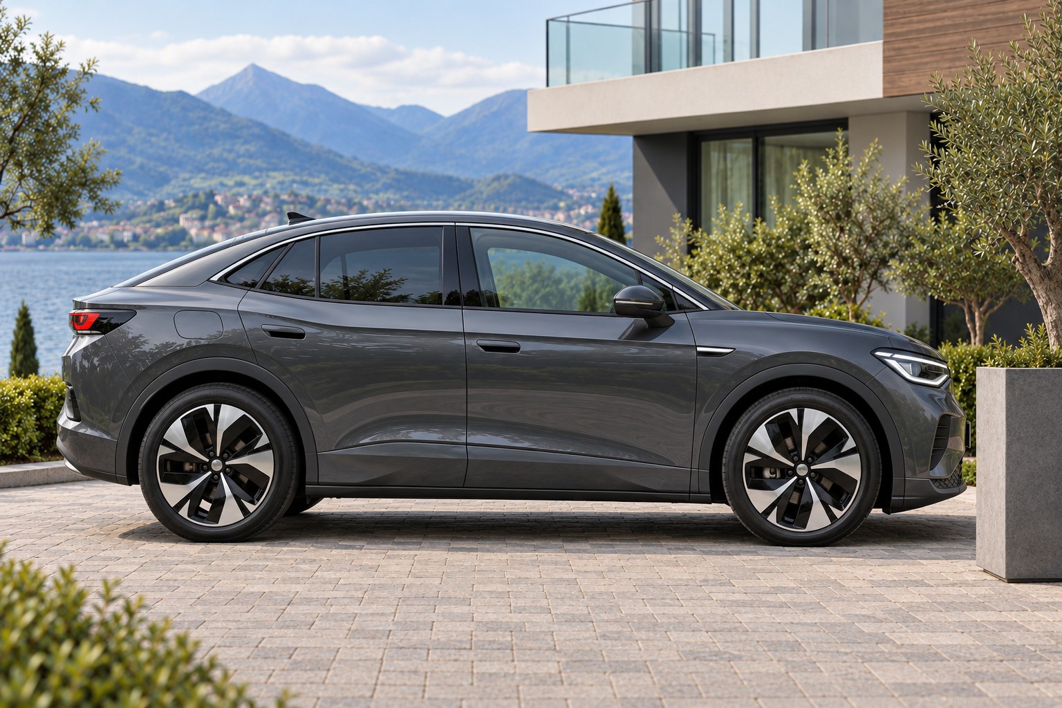 Grauer VW ID.5 im Seitenprofil auf einer Einfahrt am See