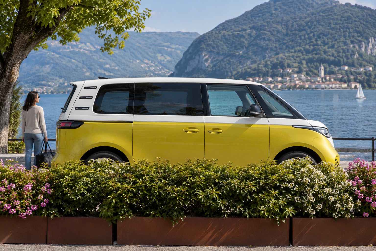 VW ID. Buzz Versicherung: Personenwagen und Cargo Gelb-weißer VW ID. Buzz im Seitenprofil an einem See