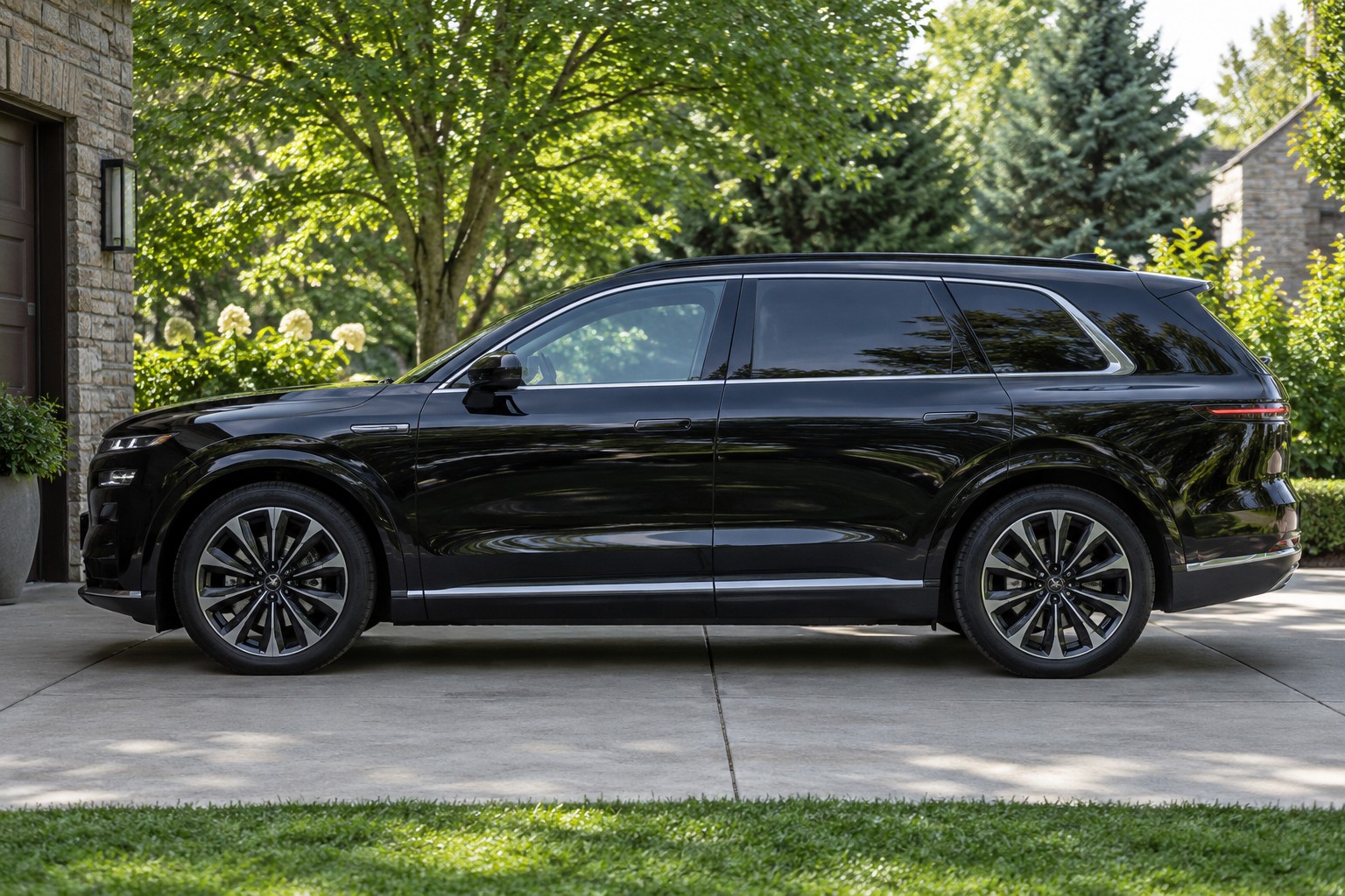 XPENG G9 – Elektro-SUV, Antrieb und Ladearchitektur Schwarzer XPENG G9 im Seitenprofil auf einer Hauseinfahrt